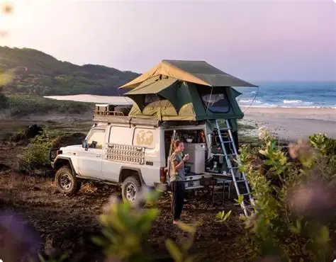 GordiGear Dachzelt auf einem Geländewagen an der Küste